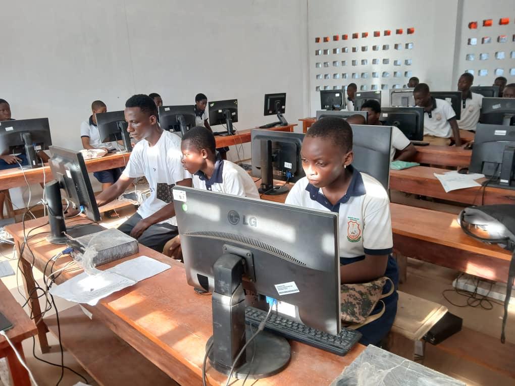Jeunes en formation informatique